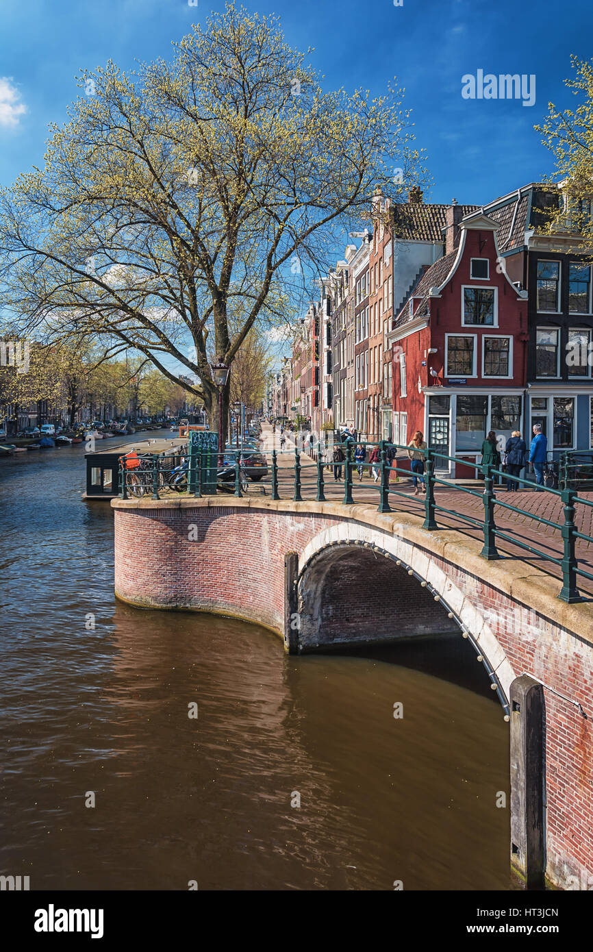 Amsterdam, Pays-Bas, le 10 avril 2016 : le pont sur le canal Reguliersgracht dans le vieux centre d'Amsterdam. Banque D'Images