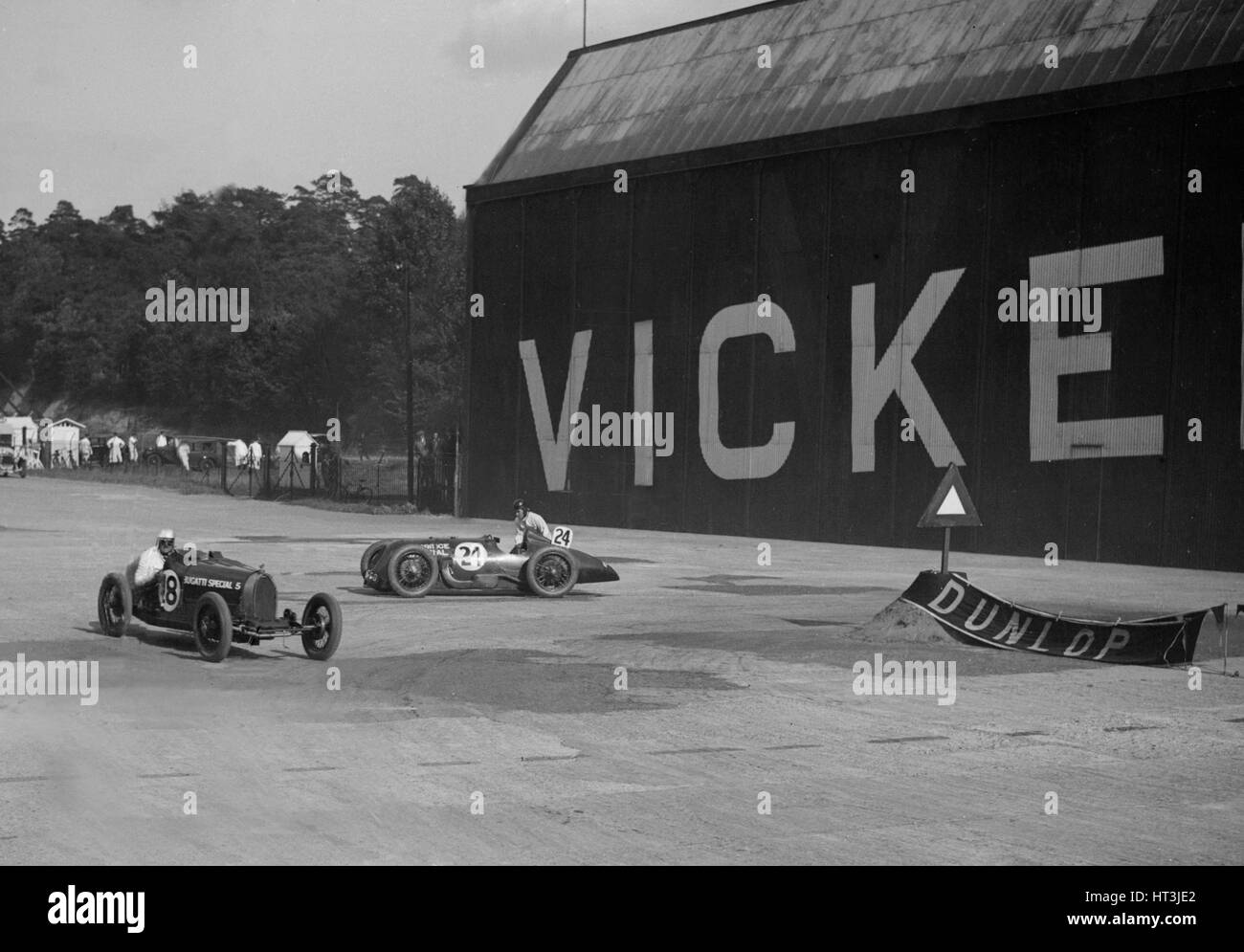 5 Spécial Bugatti racing lors d'une réunion BARC, Brooklands, 1933. Artiste : Bill Brunell. Banque D'Images