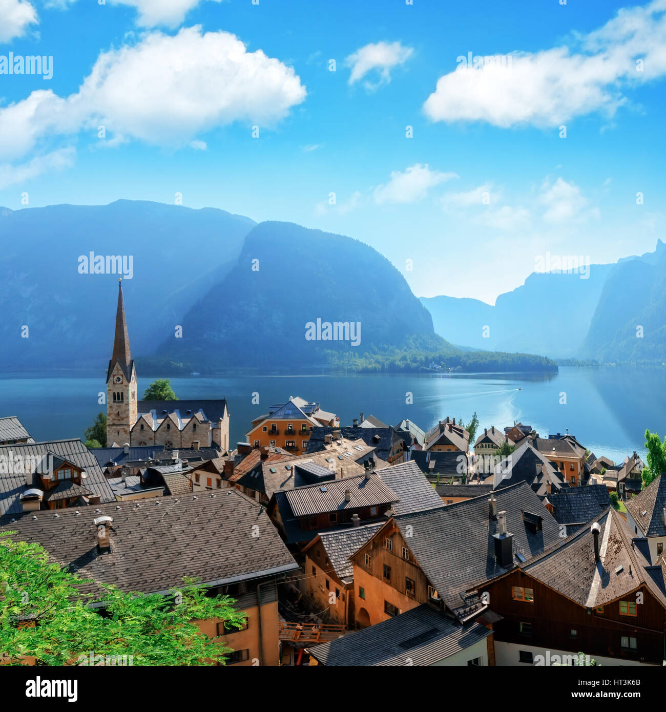 Journée ensoleillée dans le village de Hallstatt dans les Alpes autrichiennes. Maria am Berg et église Hallstattersee lake, l'Autriche, de l'Europe. Banque D'Images