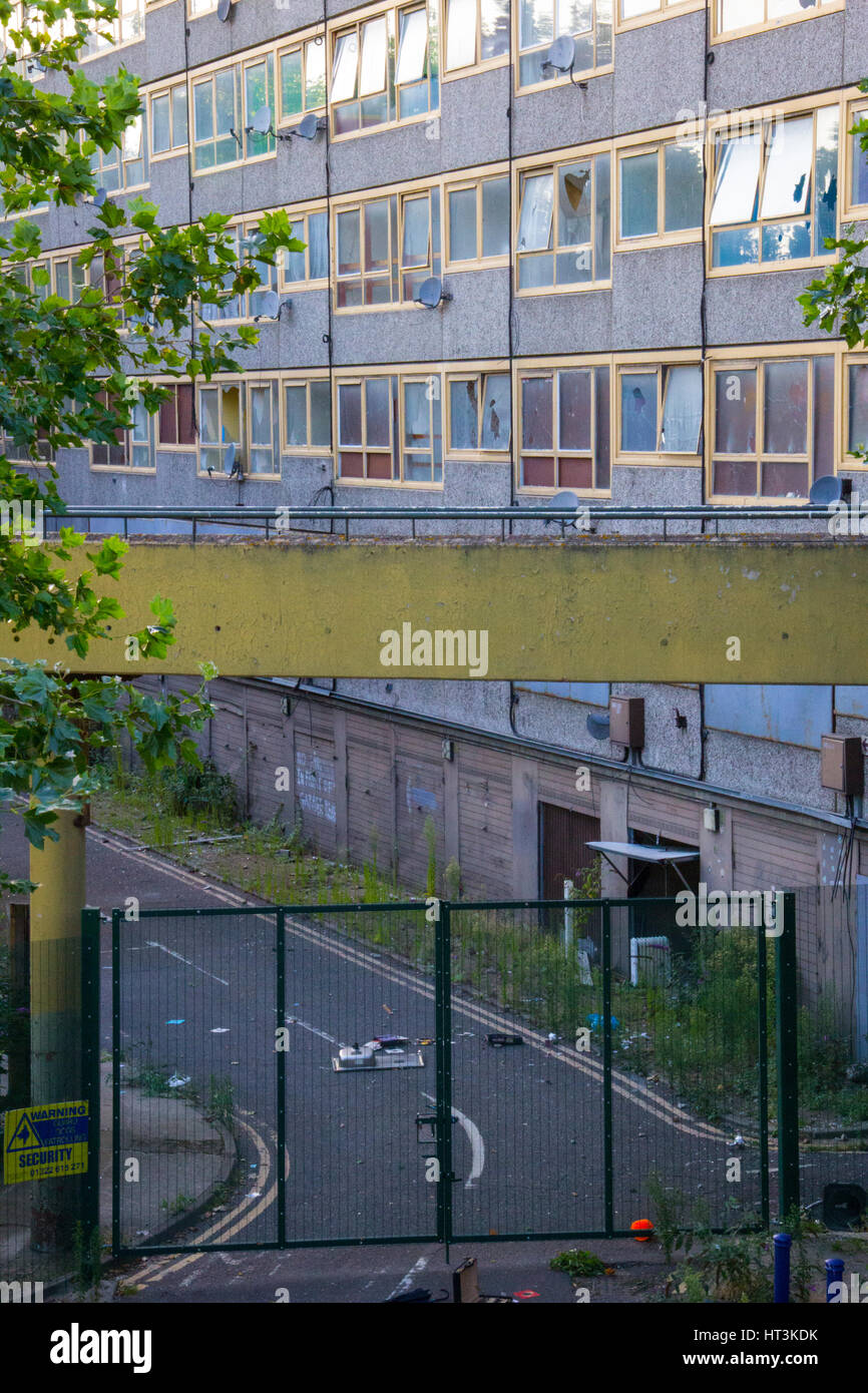 Un bloc de logements sociaux dans le Heygate Estate, dans le sud-est de Londres. Il a été démoli entre 2011 et 2014. Banque D'Images