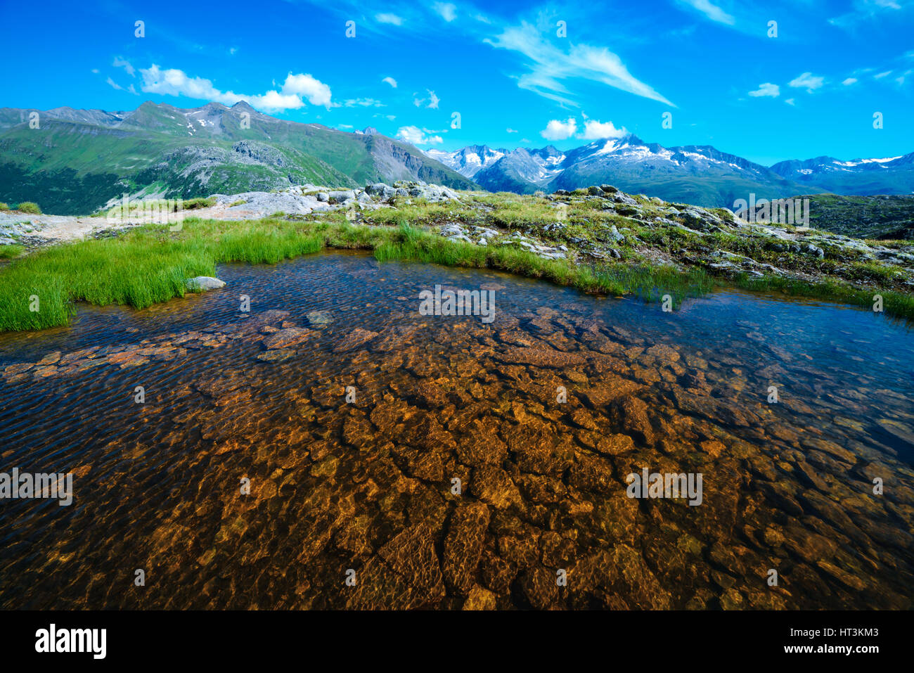 Magnifique vue sur petit lac près de Totensee lac sur le haut de Grimselpass. Alpes, Suisse, Europe. Banque D'Images