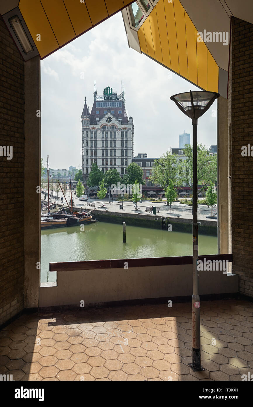 Rotterdam, Pays-Bas - le 26 mai 2016 : la Maison Blanche avec la tour caractéristique à l'ancien port de Rotterdam Banque D'Images