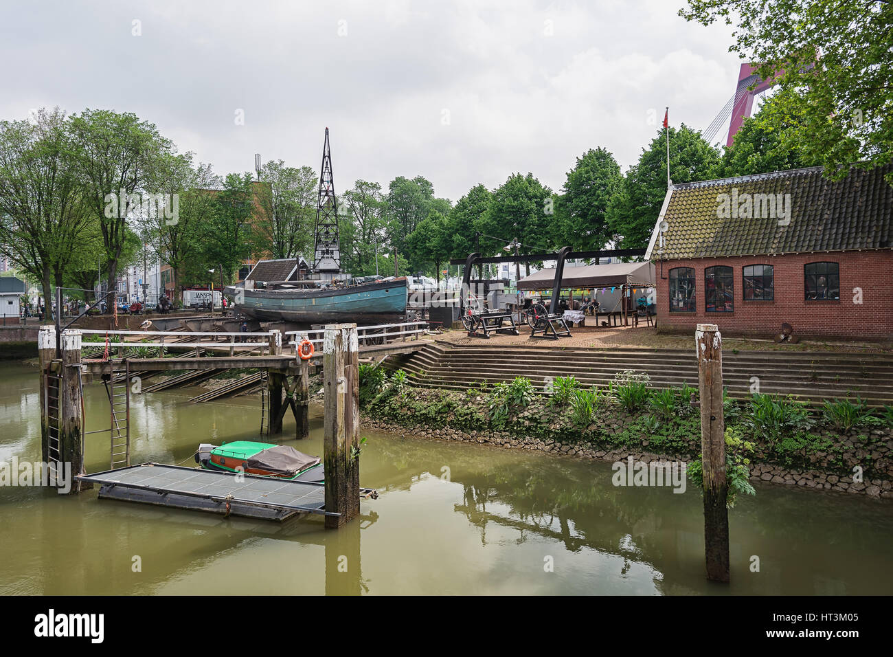 Rotterdam, Pays-Bas - le 26 mai 2016 : ship yard au Vieux Port de Rotterdam avec sur l'arrière-plan d'un morceau de la red Willemsbrug Banque D'Images