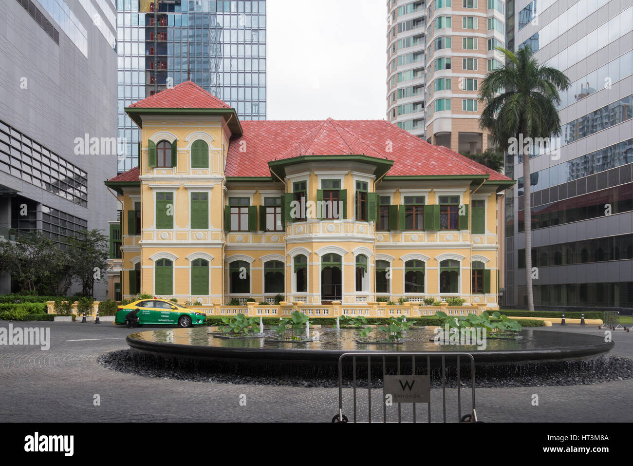 Maison ancienne stylle Thai architecture bâtiment dans le parc de l'hôtel W, Bangkok, Thaïlande Banque D'Images