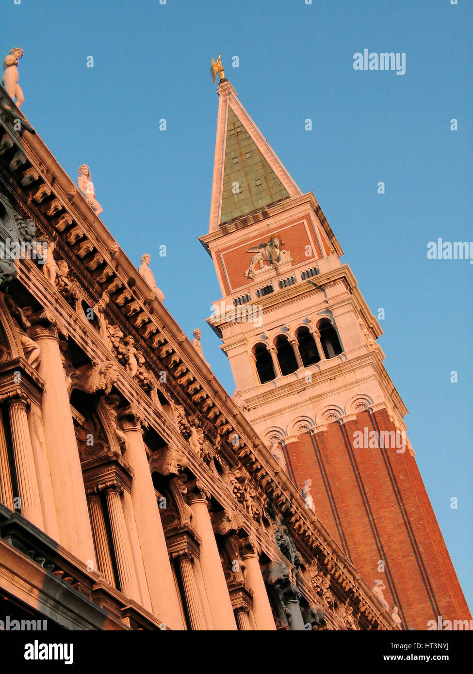 Campanile à Plazza San Marco montre des détails architecturaux étonnants contre le ciel bleu clair au coucher du soleil. Venise. Italie Banque D'Images