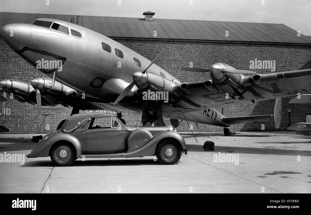 1938 Lagonda V12 4,5 litre drophead coupé avec D.H. Avion Albatros Artiste : Inconnu. Banque D'Images