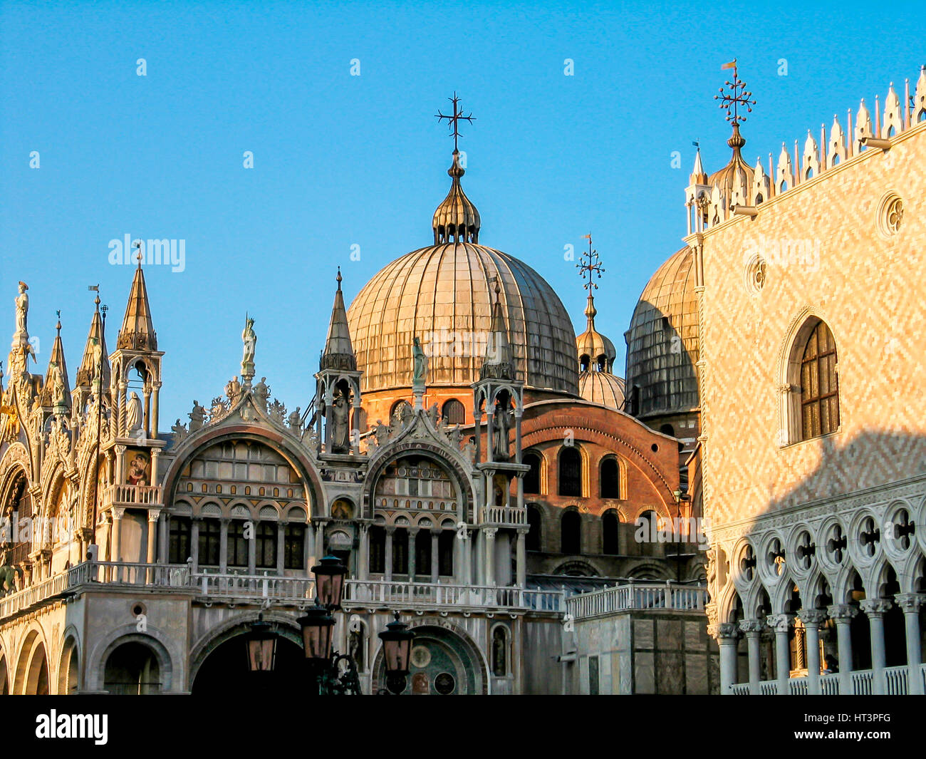 Beauté architecturale de la Basilique San Marco à Venise pendant l'heure d'or. Italie Banque D'Images