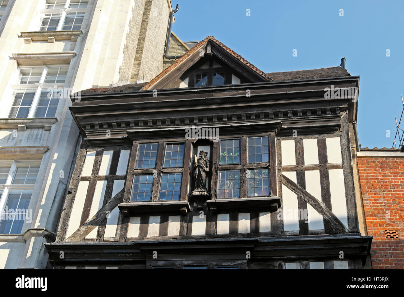 Détail de l'étage et grenier avec sculpture de Gatehouse menant à St Barthélemy la grande église West Smithfield, Londres UK KATHY DEWITT Banque D'Images