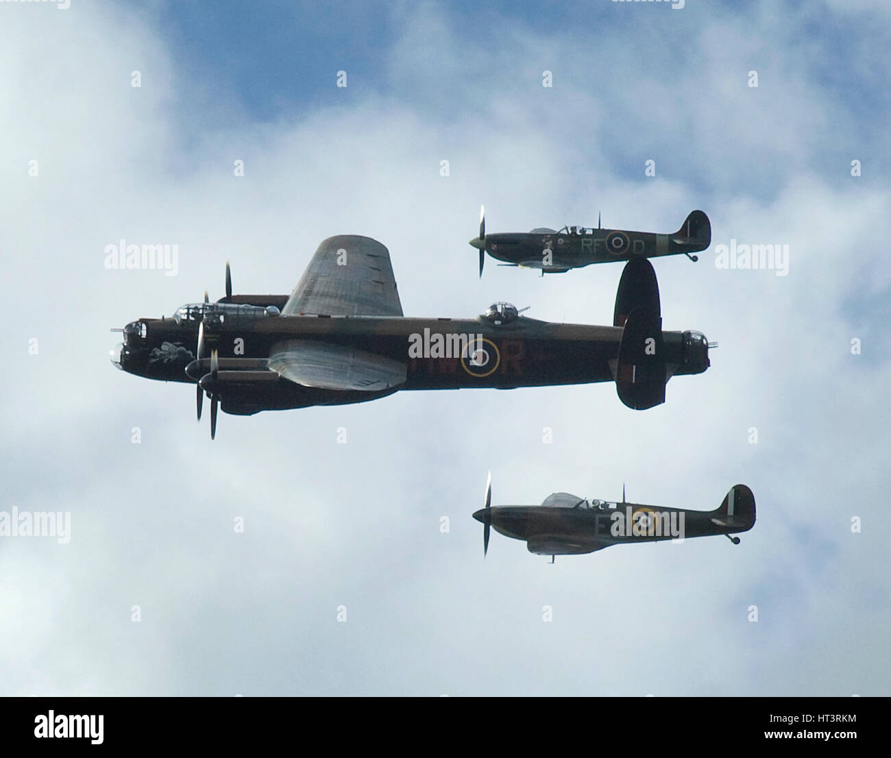 2011 Goodwood Revival Meeting, bombardier Lancaster, Spitfire et 2 dans l'affichage de l'antenne. Artiste : Inconnu. Banque D'Images