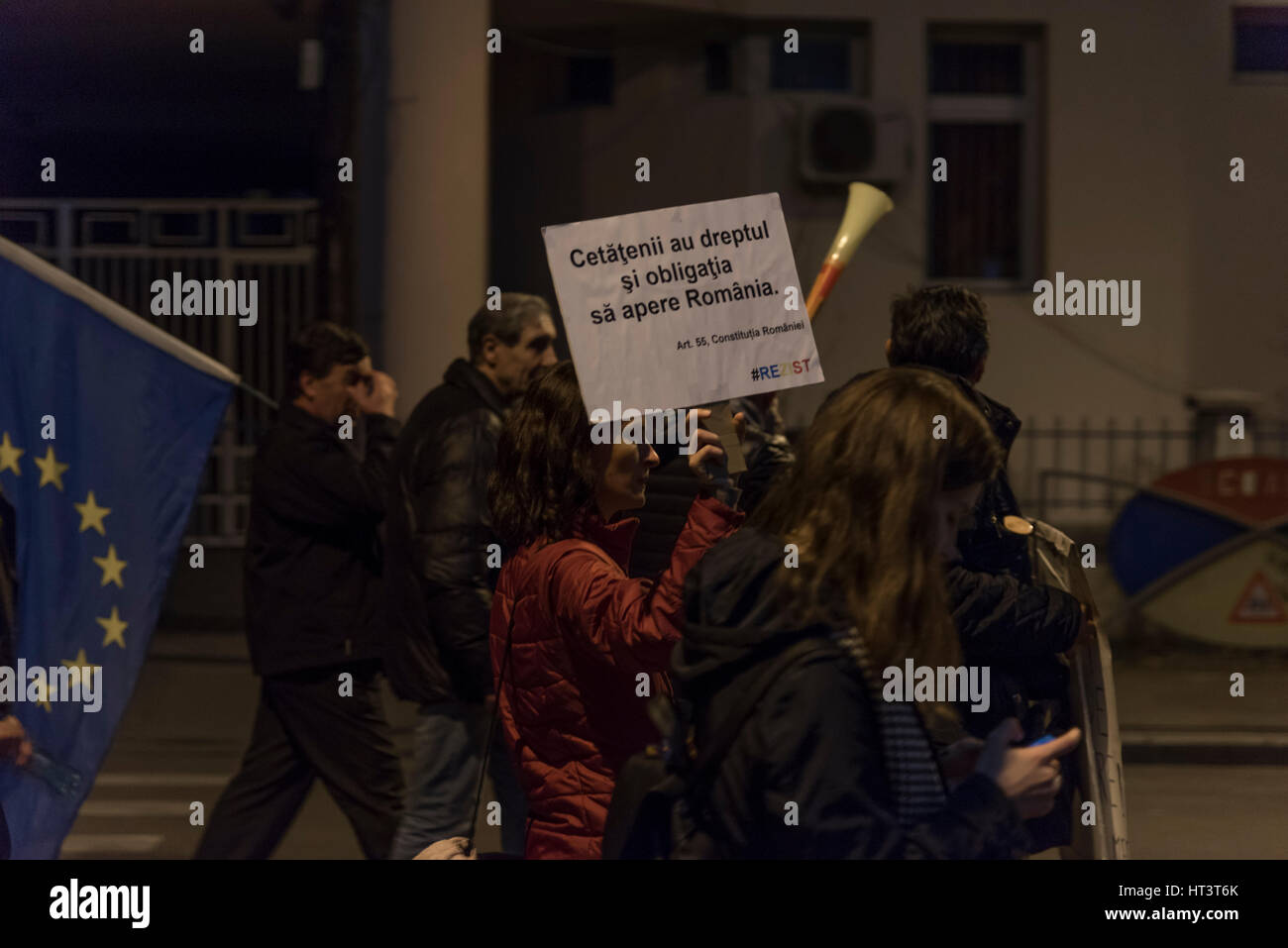 Personnes qui défendent au cours de manifestations anti-gouvernementales à Bucarest, Roumanie Banque D'Images
