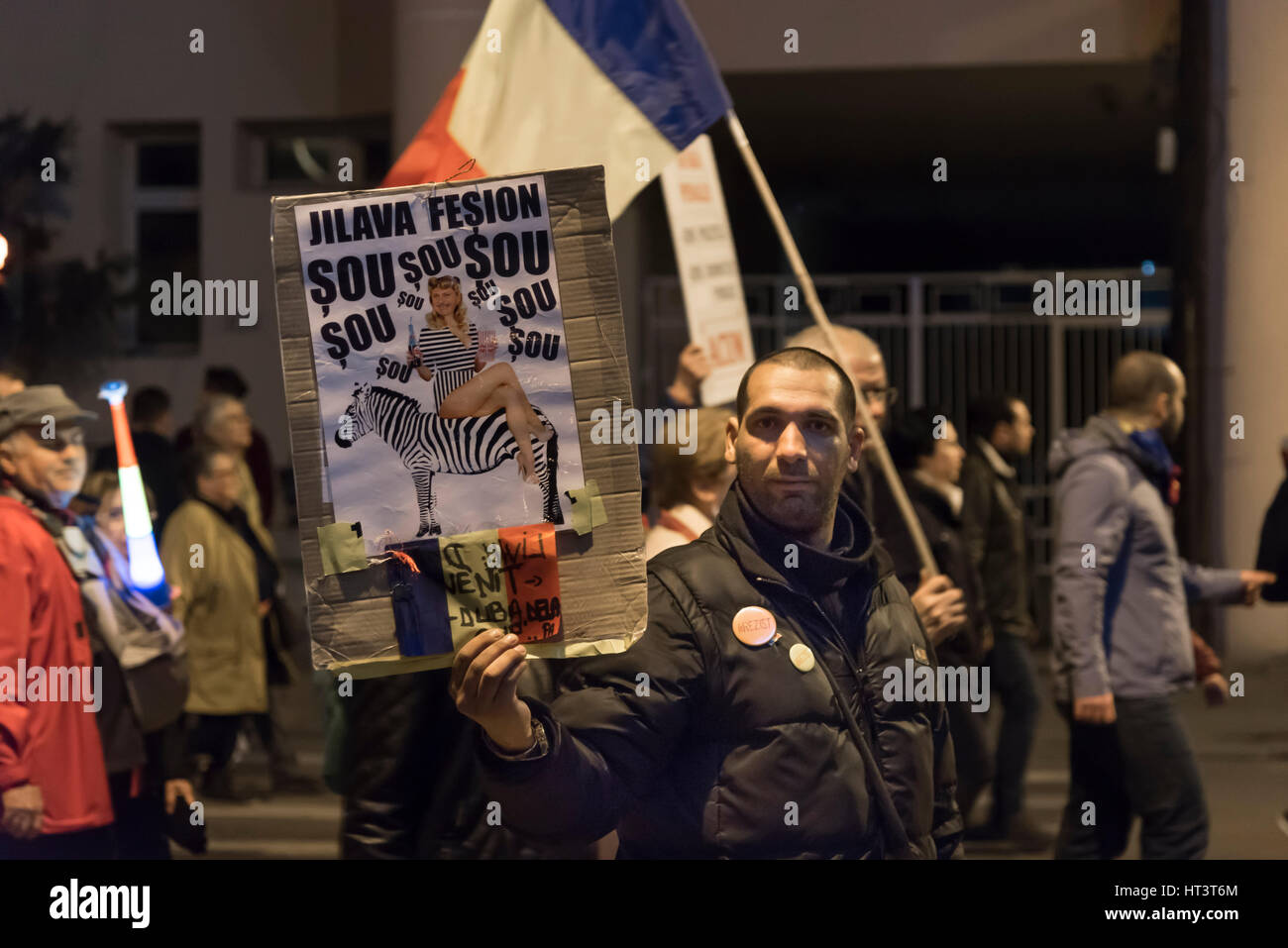 Personnes qui défendent au cours de manifestations anti-gouvernementales à Bucarest, Roumanie Banque D'Images