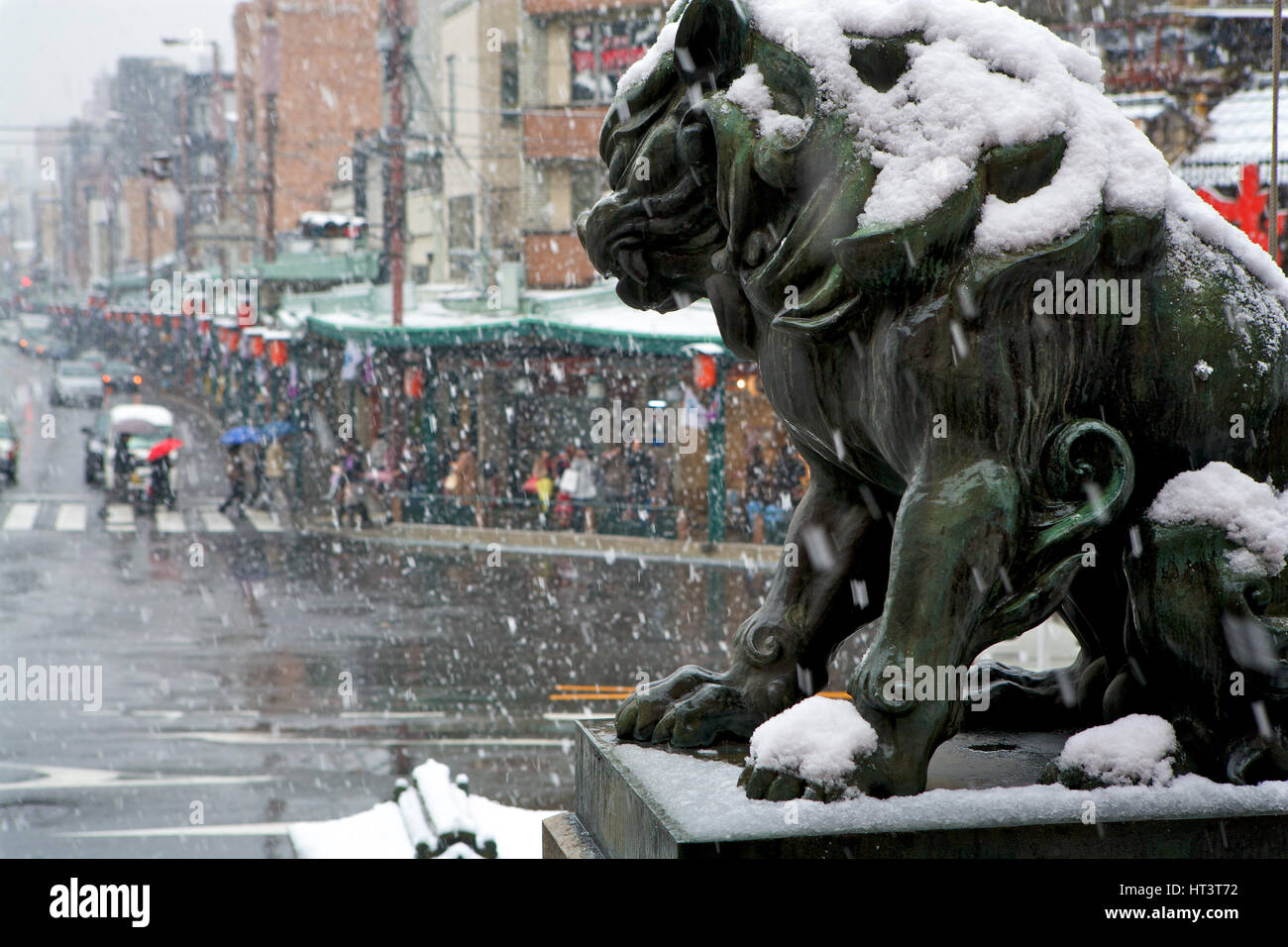 Tempête de neige au sanctuaire Shinto Yasaka à Kyoto au Japon. Banque D'Images