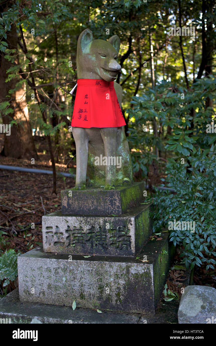 Gardienne des renards au Sanctuaire Fushimi Inari-taisha, un célèbre sanctuaire Shinto, Kyoto, Japon Banque D'Images