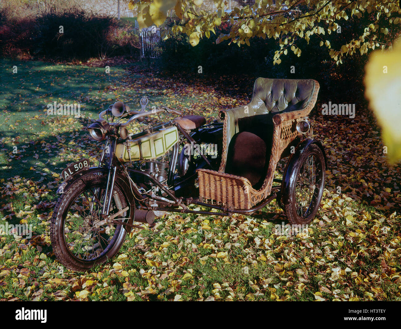 1913 moto avec side-car en osier BAT : Artiste inconnu. Banque D'Images