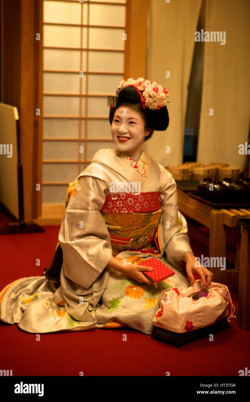 La geisha se prépare pour recevoir un groupe dans un restaurant, quartier de Gion, Kyoto au Japon. Banque D'Images