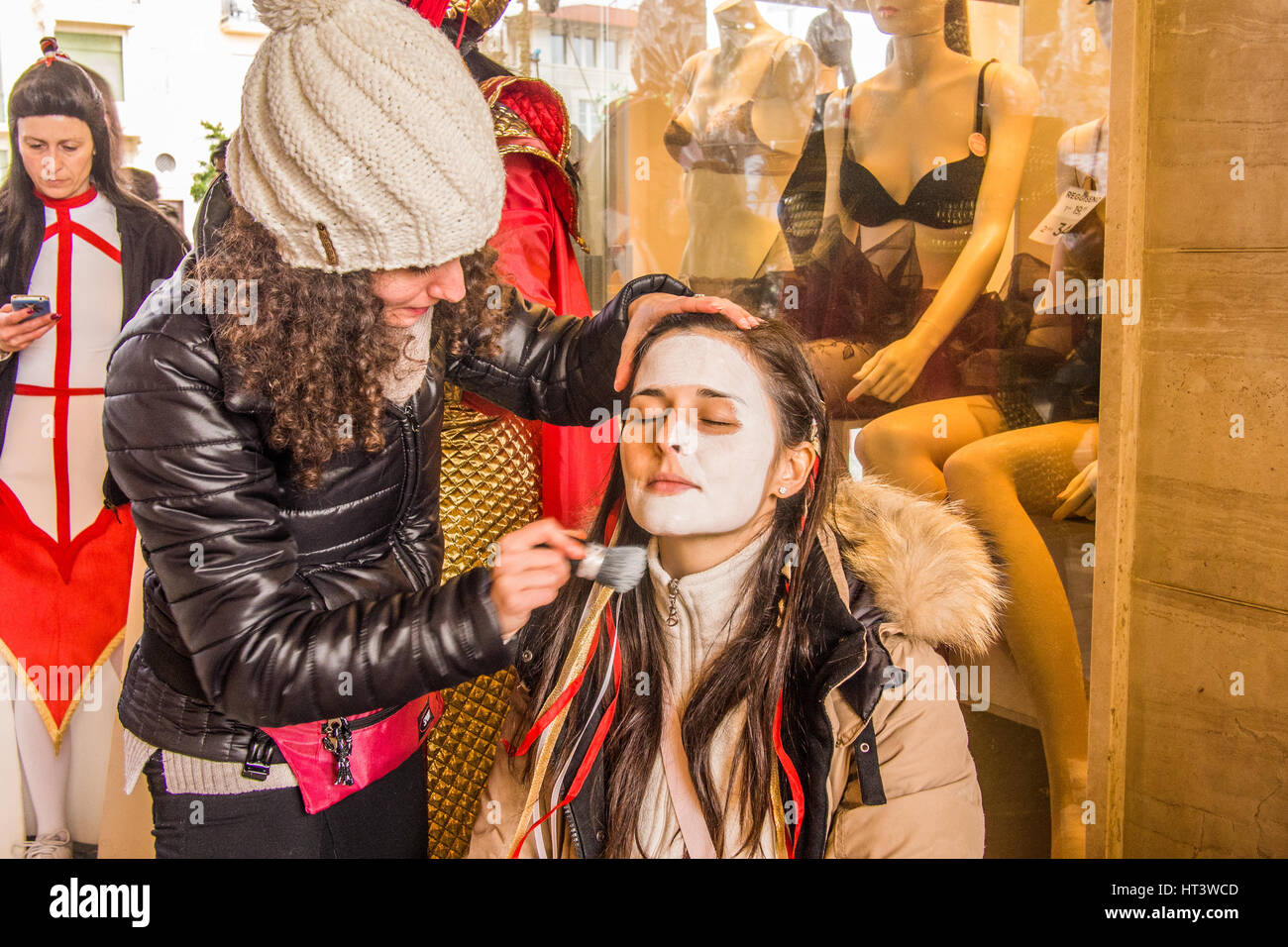Maquilleuse à l'œuvre avant la parade au carnaval de Viareggio dans la province de Lucques, en Toscane, en Italie. Banque D'Images