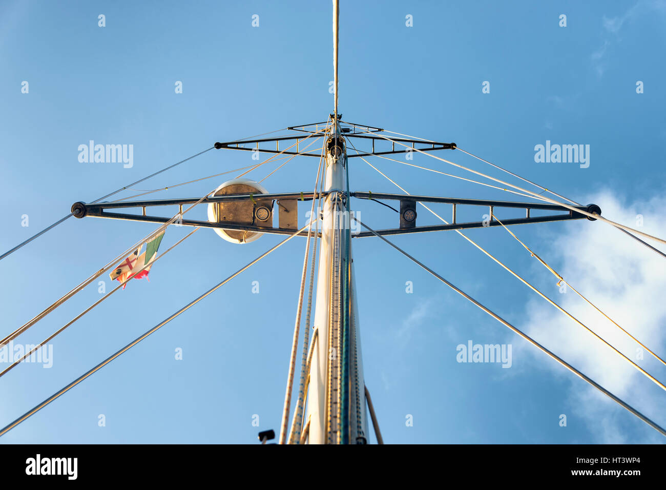 Mâts de Sail yacht moderne Banque D'Images