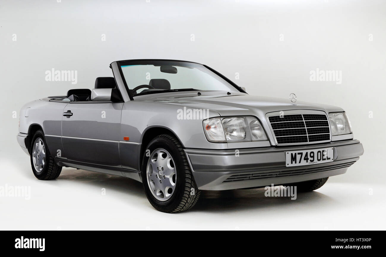 1995 Mercedes-Benz E220 CABRIOLET : Artiste inconnu. Banque D'Images