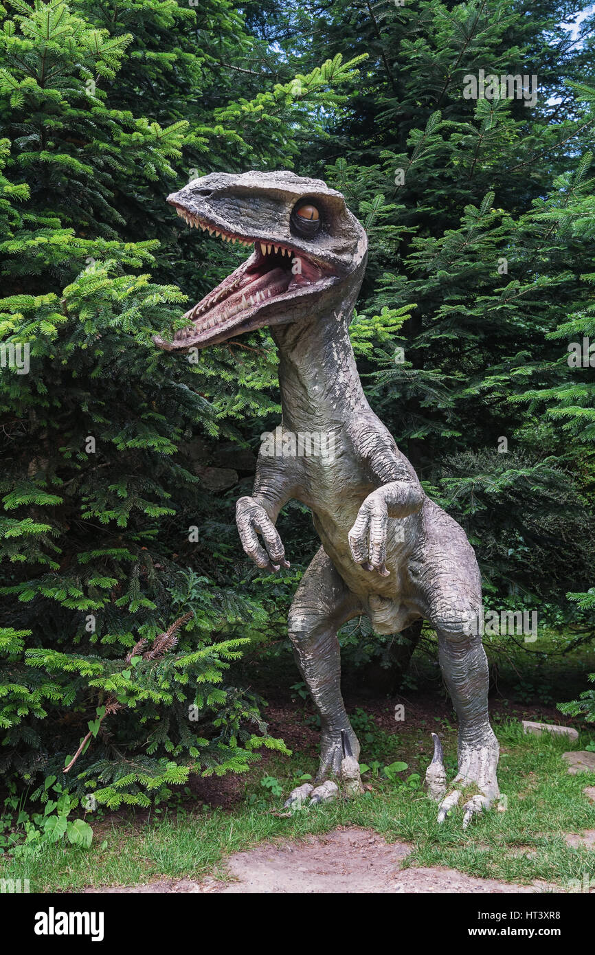 Landgraaf, Pays-Bas - 12 juillet 2016 : sculptures de dinosaures sur fond d'un conifère dans le parc Banque D'Images