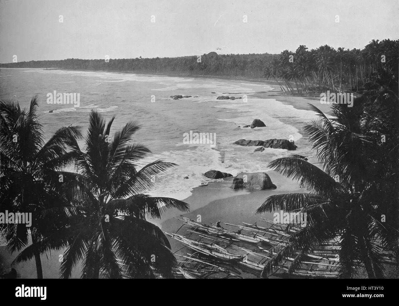 'Vue depuis le Mont Lavinia, montrant Coco Palms le long de mer', c1890, (1910). Artiste : Alfred William Amandus Plaque. Banque D'Images