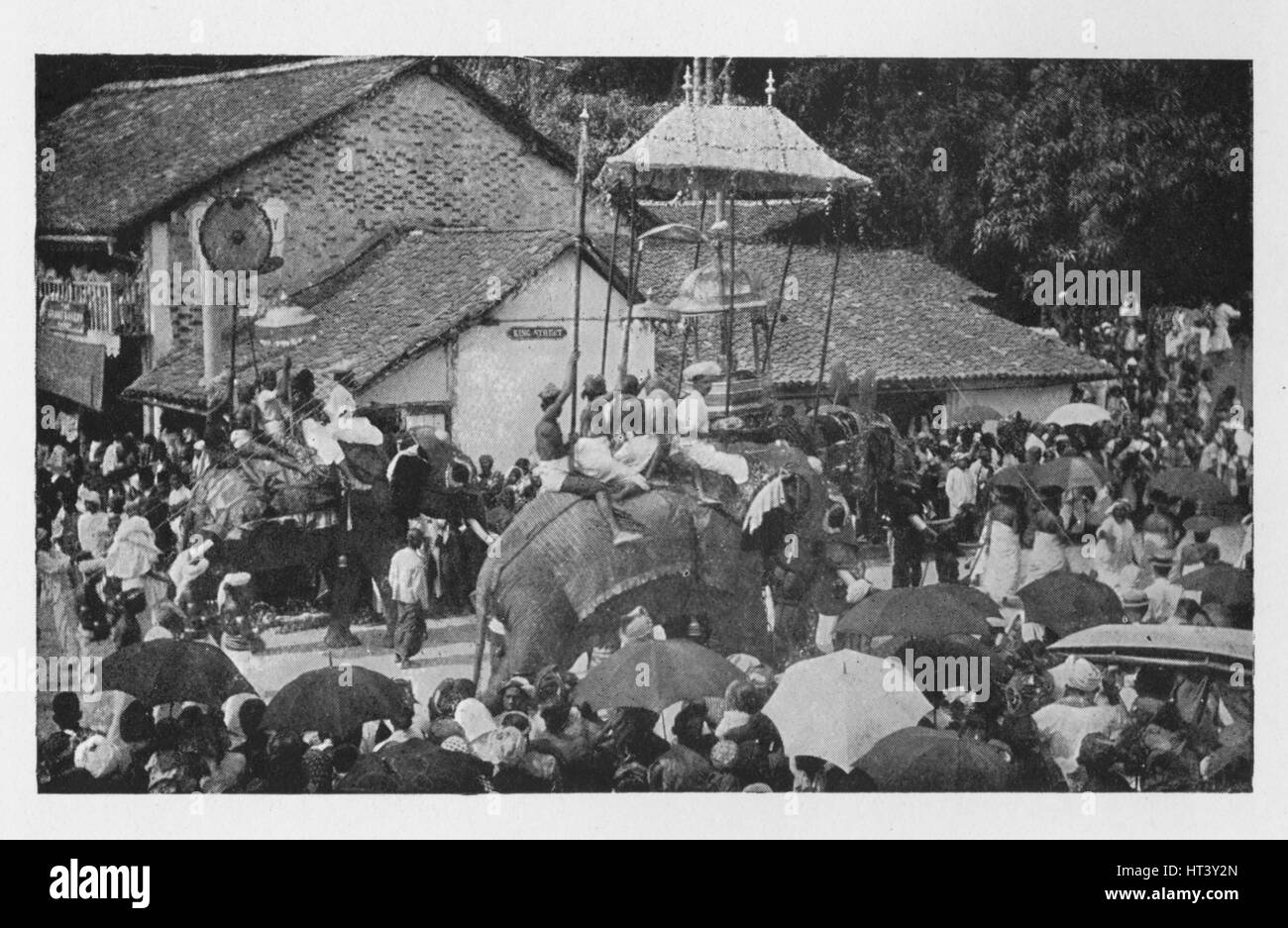 "Kandy Perahera. - Une procession d'Éléphants menées à bien par des chefs de Kandy, c1890, (1910). Artiste : Alfred William Amandus Plaque. Banque D'Images