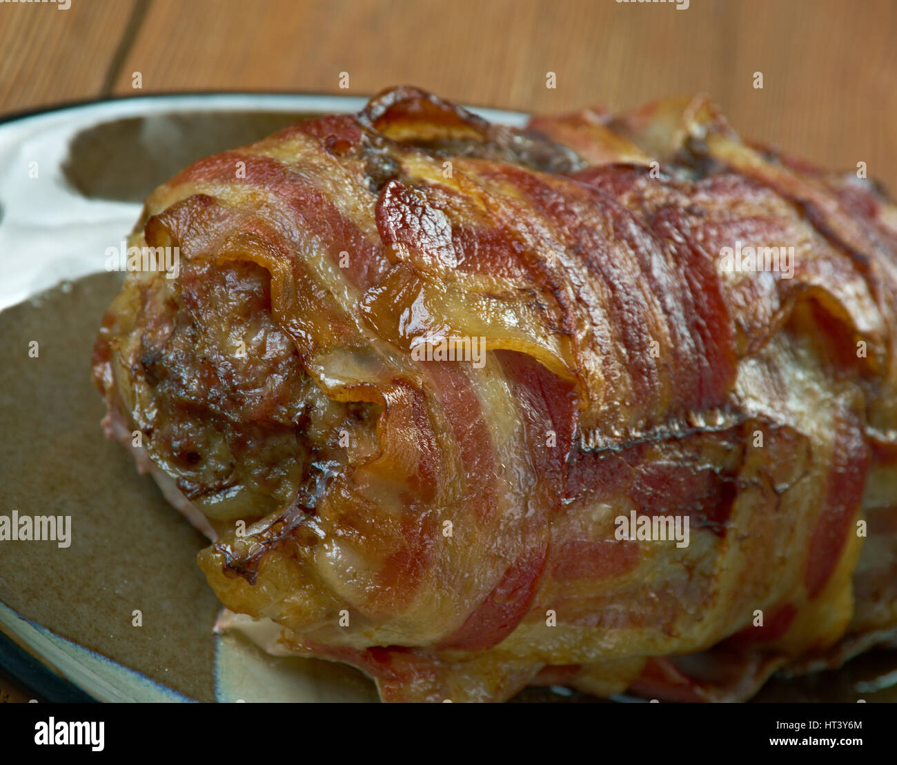 Bacon explosion - porc plat qui se compose de bacon enroulé autour d'un  remplissage bacon émietté.American football de dimensions est fumé ou cuit  au four Photo Stock - Alamy