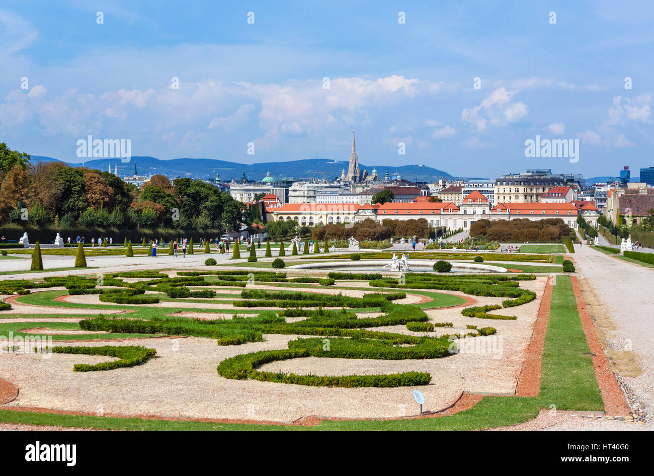 Belvedere, Vienne. Vue sur les jardins depuis Oberes Belvedere (belvédère supérieur) à Unteres Belvedere Belvedere (en bas) et sur les toits de la ville, Vienne, Autriche. Banque D'Images