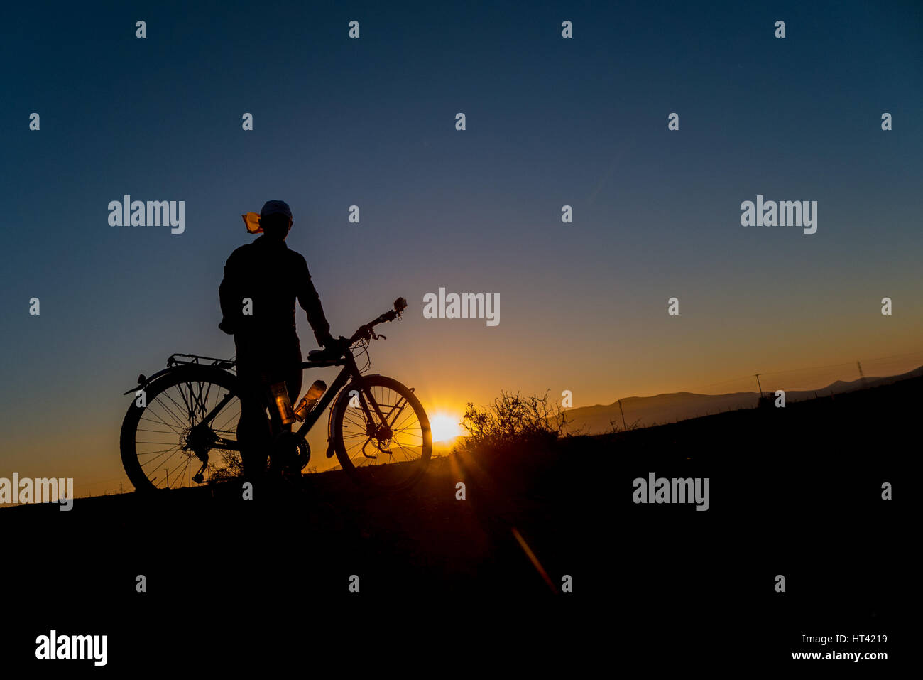 Le cycliste et son vélo dans le coucher du soleil, Atacama, Chili Banque D'Images