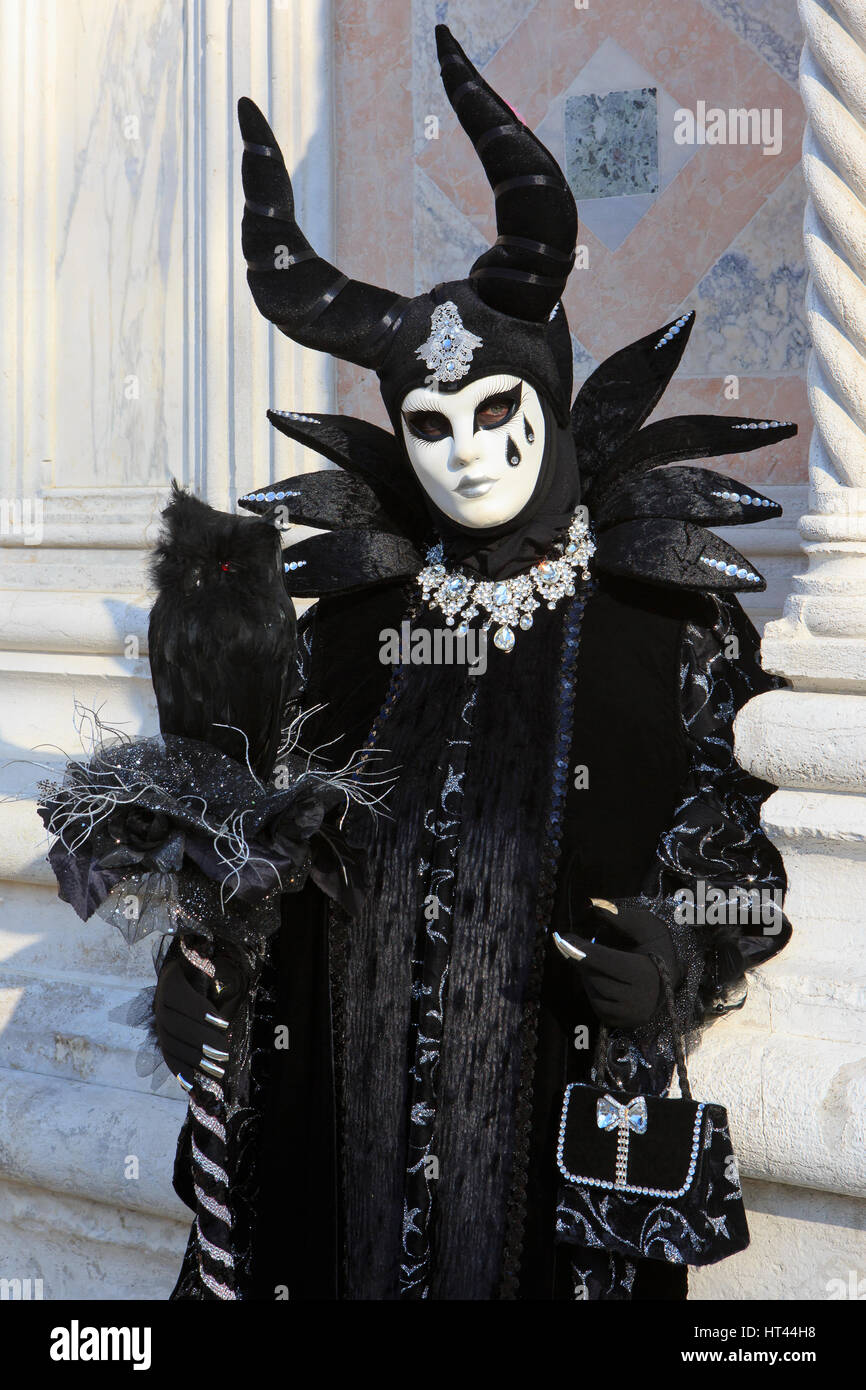 (Maléfique maîtresse de tous les maux) à l'extérieur de l'église de San Zaccaria au cours de la 2017 Carnaval de Venise, Italie Banque D'Images