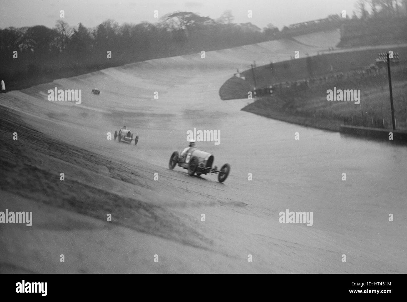 Deux courses de Bugatti lors d'une réunion, le BARC Brooklands, Surrey, 1931 Artiste : Bill Brunell. Banque D'Images