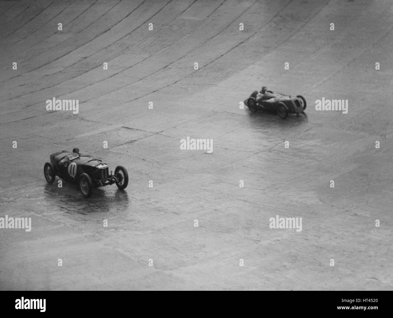 9 Riley Brooklands et Austin 7 racing lors d'une réunion, le BARC Brooklands, Surrey, 1931 Artiste : Bill Brunell. Banque D'Images