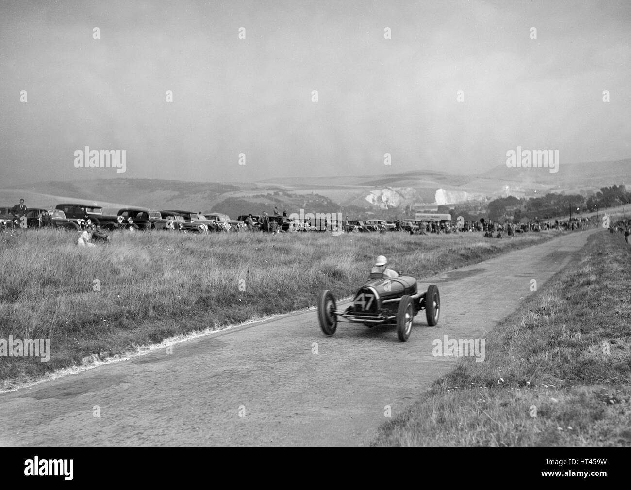 Bugatti Type 59 d'un baron qui se font concurrence sur les Bugatti Owners Club Essais de vitesse de Lewes, dans le Sussex, 1937. Artiste : Bill Brunell. Banque D'Images