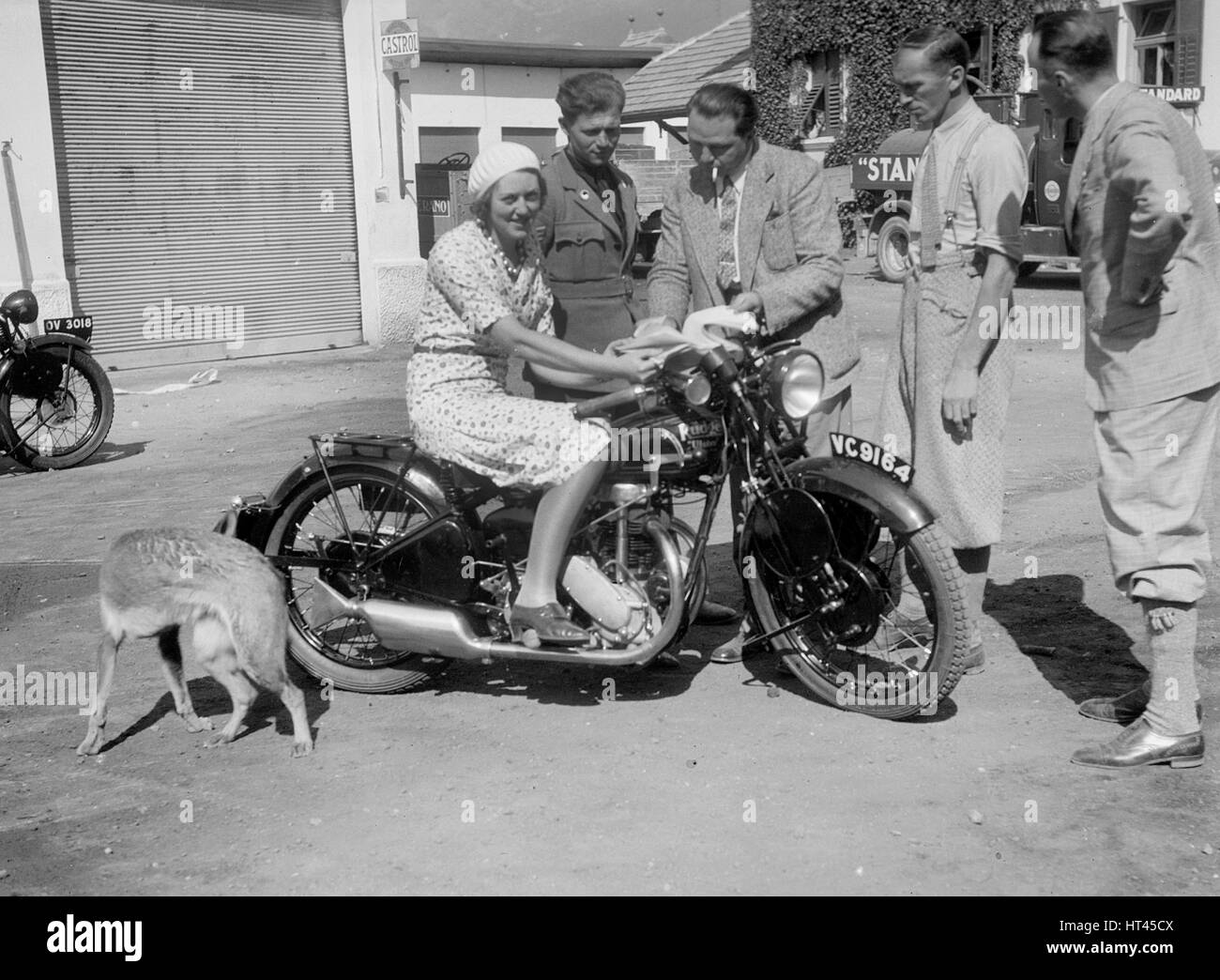 Lemitte Betty sur un 499 cc Moto Rudge Ulster, 1930. Artiste : Bill Brunell. Banque D'Images