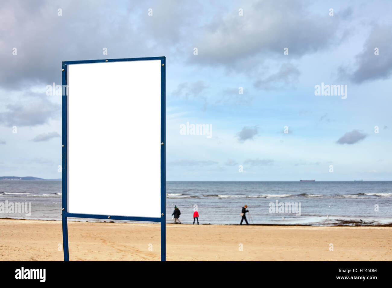 Plateau vide sur une plage, l'espace pour le texte, l'attention sélective. Banque D'Images