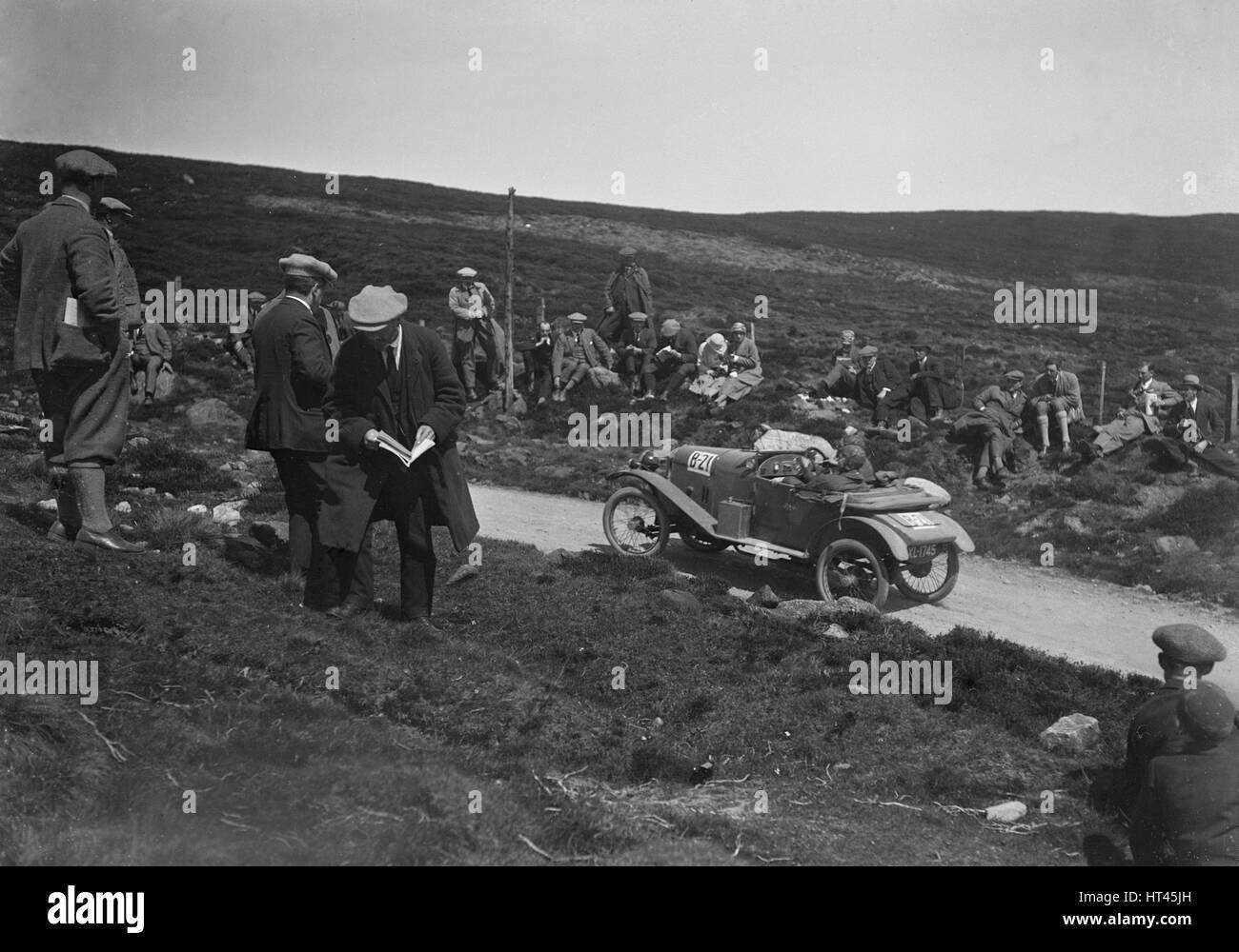 Amilcar ouvrir 2 places de Æ Bull qui se font concurrence sur les Scottish Light Car le procès, 1922. Artiste : Bill Brunell. Banque D'Images