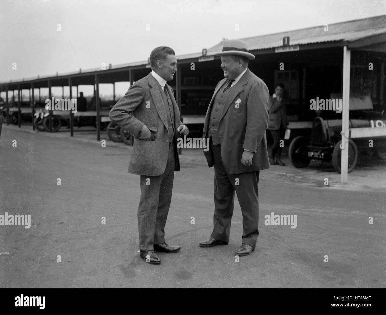 Deux hommes discutant à Brooklands motor racing circuit, Surrey, 1920. Artiste : Bill Brunell. Banque D'Images