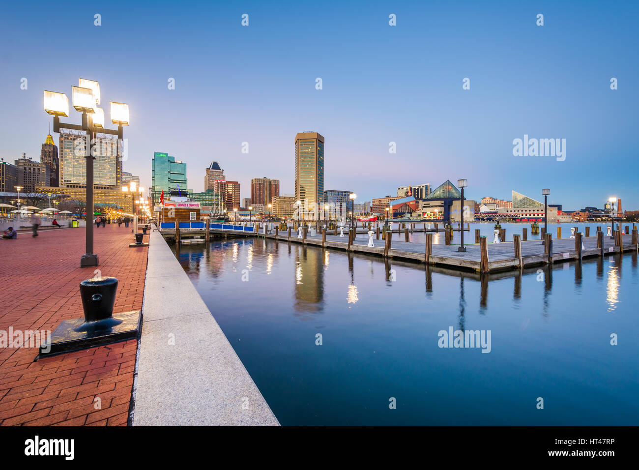 Le port intérieur skyline at night, à Baltimore, Maryland. Banque D'Images