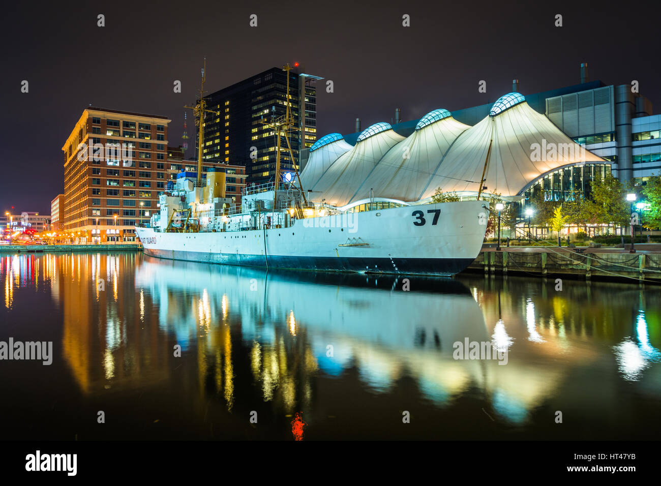 Le USCGC Taney la nuit, à Baltimore, Maryland. Banque D'Images