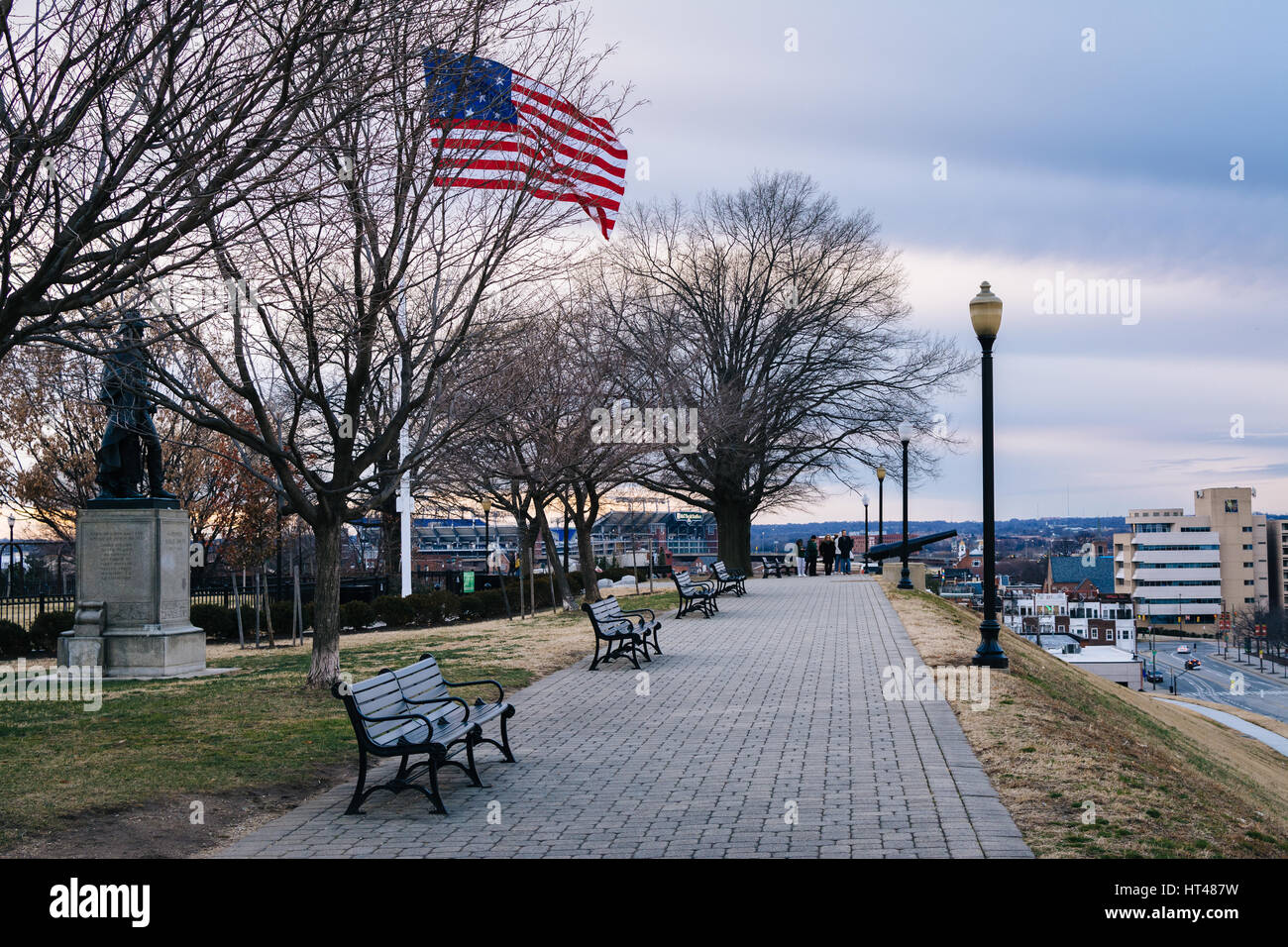 Des passerelles et un drapeau américain à Federal Hill Park, à Baltimore, Maryland. Banque D'Images