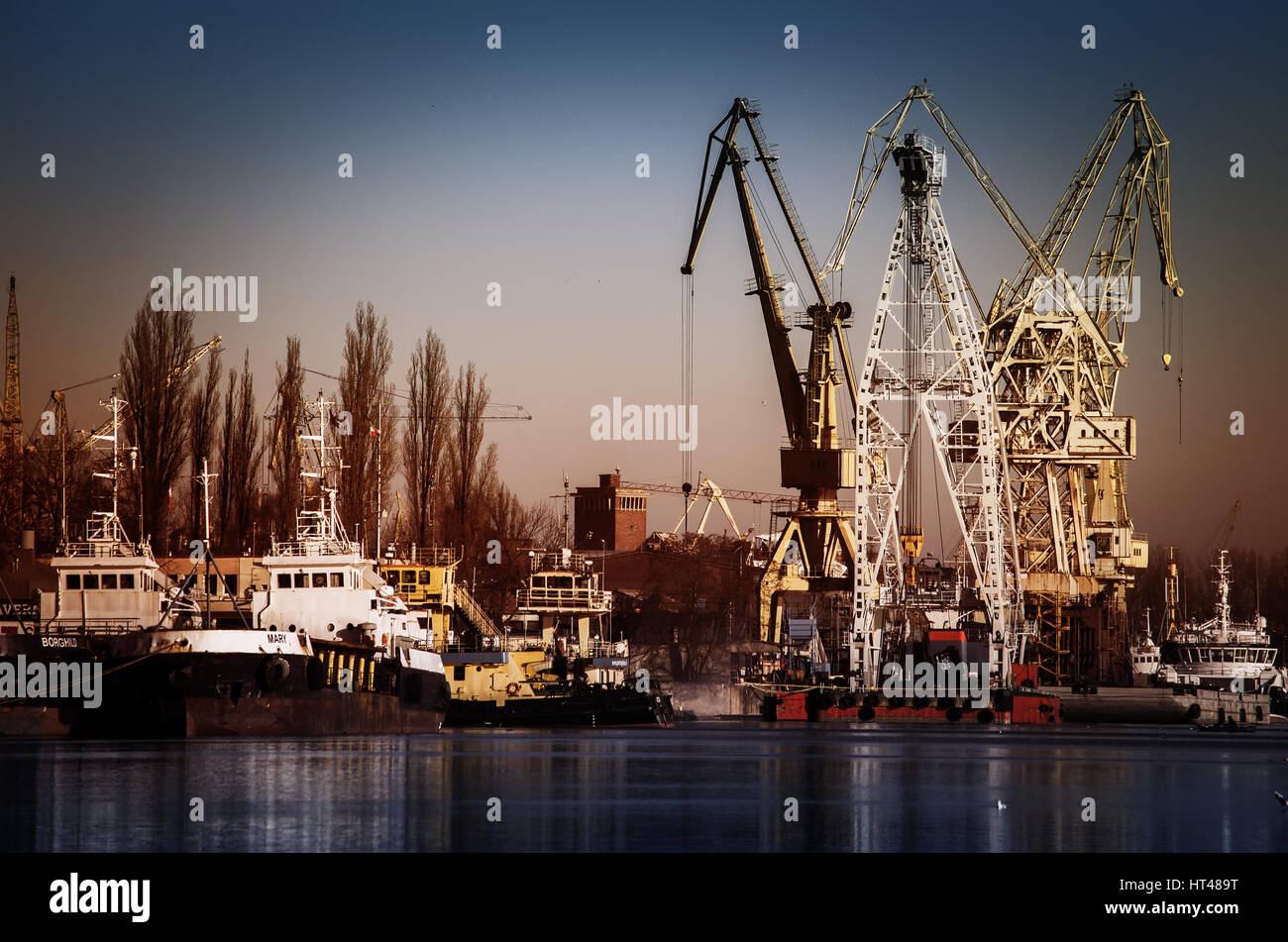 La Pologne. Ville de Szczecin. Soir sur la rivière port. Banque D'Images