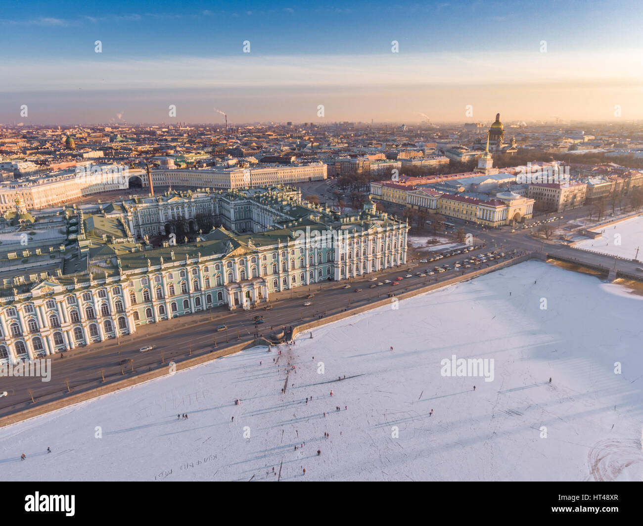 Vue aérienne de gens à pied sur la Neva à Saint-Pétersbourg en week-end, ensoleillé jour froid, Forteresse Pierre et Paul, le Palais d'hiver, l'Hermitag Banque D'Images
