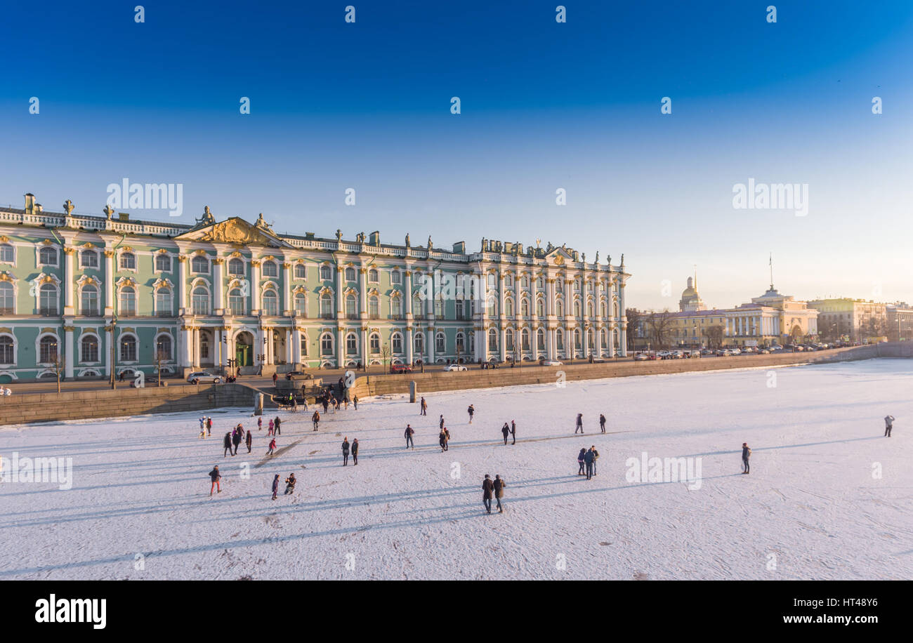 Vue aérienne de gens à pied sur la Neva à Saint-Pétersbourg en week-end, ensoleillé jour froid, Forteresse Pierre et Paul, le Palais d'hiver, l'Hermitag Banque D'Images