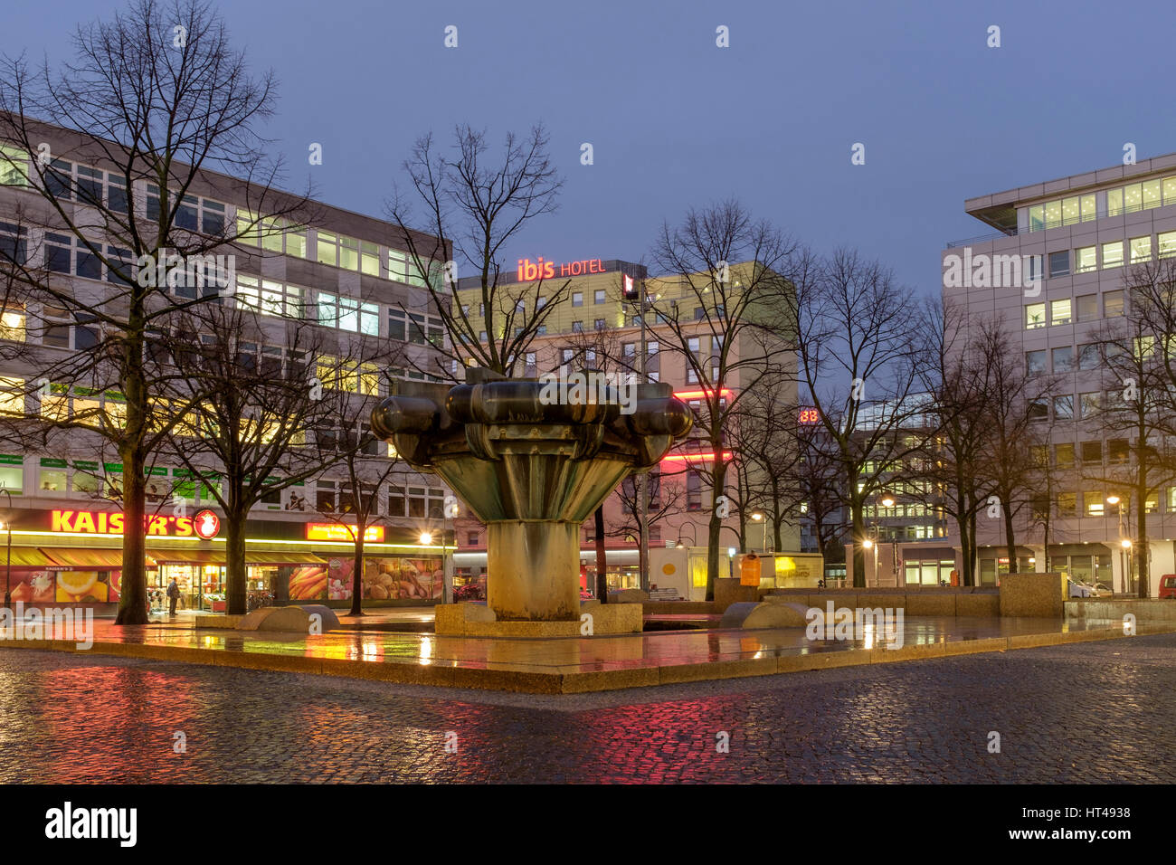 La place Wittenbergplatz (Wittenberg) est une grande place dans l'ouest de Berlin à la fin de Tauentzienstrasse. Elle est bordée de restaurants, bureaux et boutiques Banque D'Images