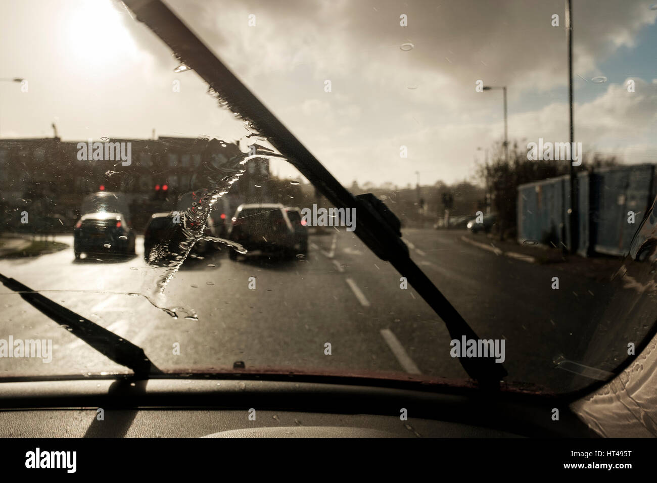 La conduite sous la pluie, Surrey, Royaume-Uni Banque D'Images