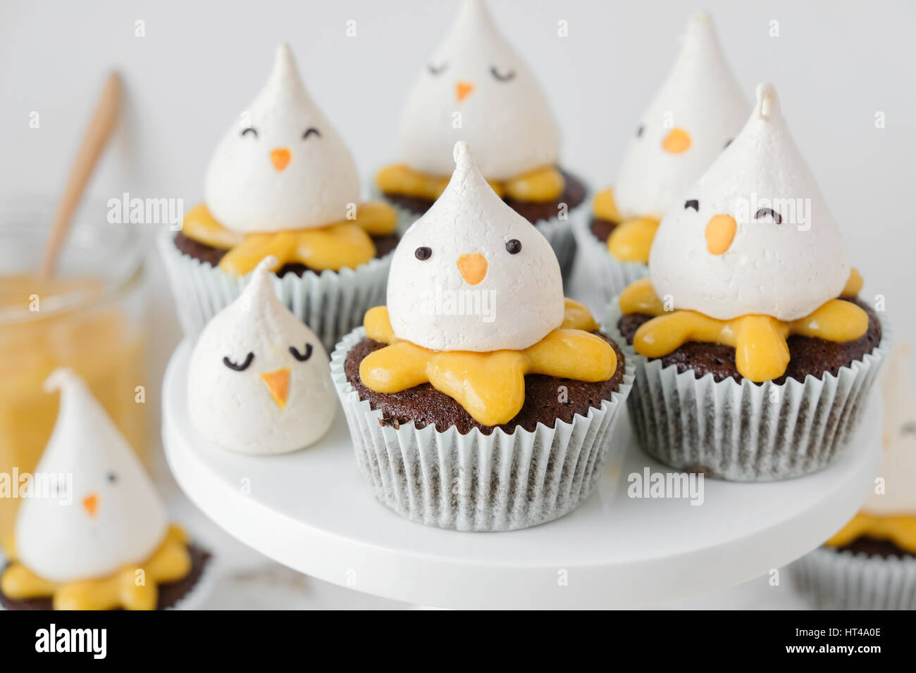 Poussin de pâques cupcakes au chocolat et citron Banque D'Images