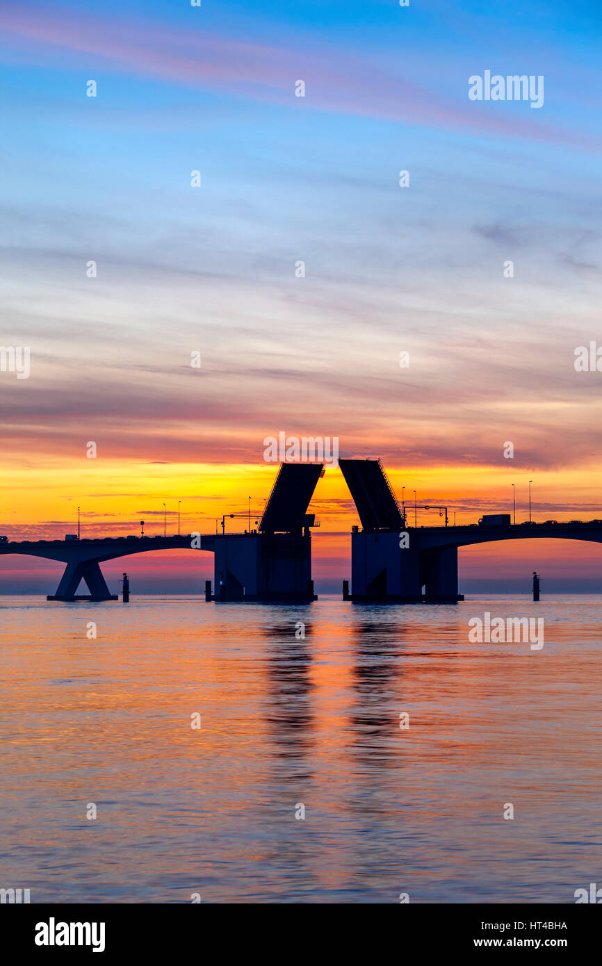 Pont-levis pont ouvert au coucher du soleil. Pont du plus long pont Zeelandbrug Pont de Zélande aux Pays-Bas. Banque D'Images