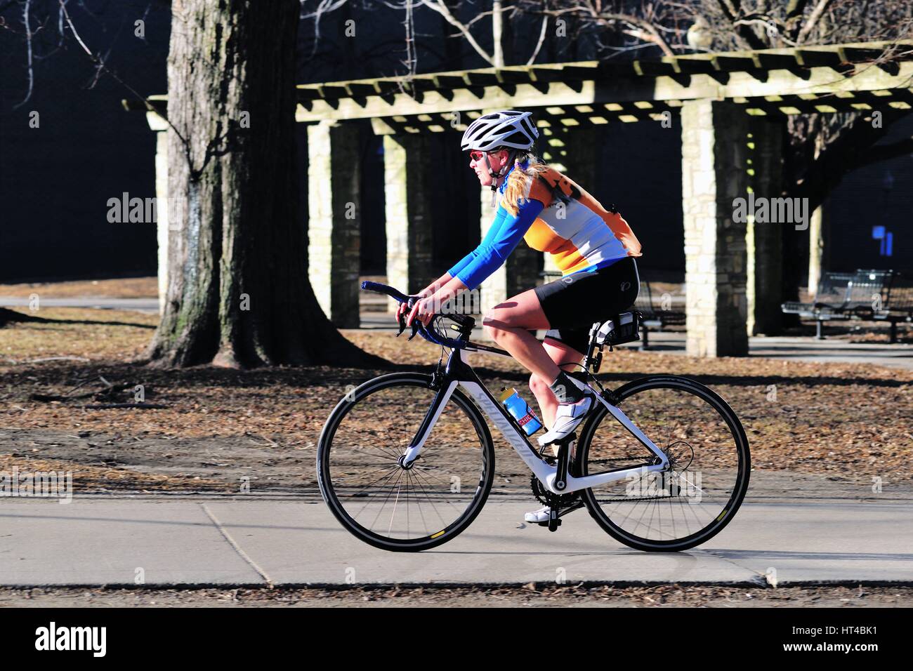 Un cycliste solitaire dans le parc d'olive sur un matin voyage vers Chicago's Navy Pier. Chicago, Illinois, USA. Banque D'Images