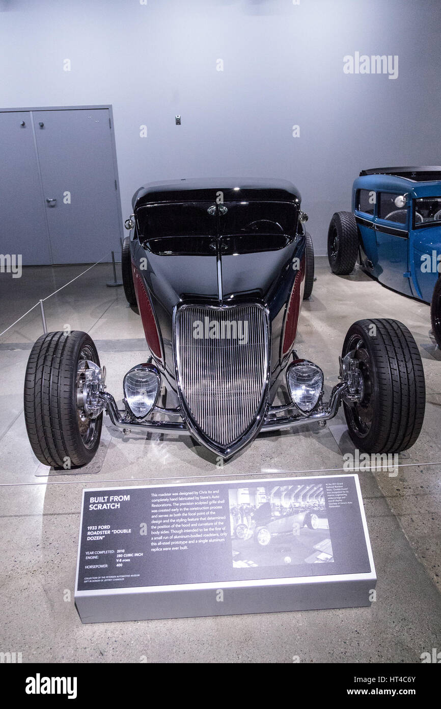 Los Angeles, CA, USA - 4 mars, 2017 : Rouge et Noir 1933 Ford Roadster Double surnommé dizaines à la Petersen Automotive Museum de Los Angeles, Califo Banque D'Images