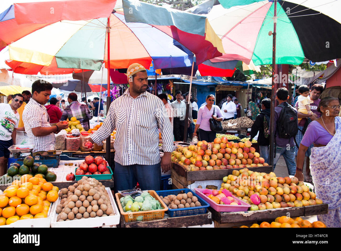 Les agriculteurs qui vendent leurs marchandises au marché à Mapusa dans le Nord de Goa, en Inde. Les gens des environs viennent à Mapusa pour vendre leurs marchandises. Contrairement aux autres tou Banque D'Images