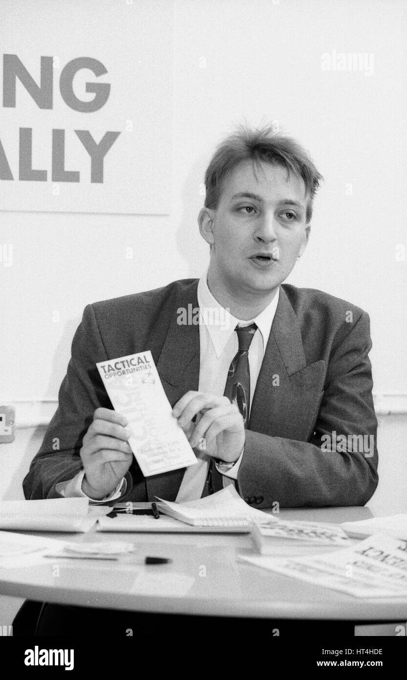 Joe Marshall, Secrétaire adjoint du Parti de la gauche démocratique, assiste à la conférence de presse de lancement du manifeste à Londres, Angleterre le 19 mars 1992. Banque D'Images